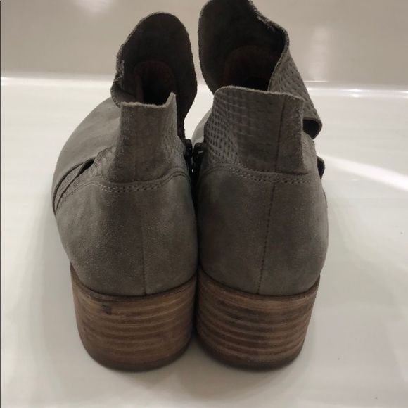 Seychelles Score Charcoal Leather Booties - Picture 9 of 12